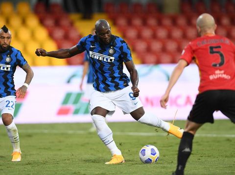 BENEVENTO, ITALY - SEPTEMBER 30: Romelu Lukaku of FC Internazionale scores the goal 0-3 during the Serie A match between Benevento Calcio and FC Internazionale at Stadio Ciro Vigorito on September 30, 2020 in Benevento, Italy.  (Photo by Francesco Pecoraro / Getty Images)