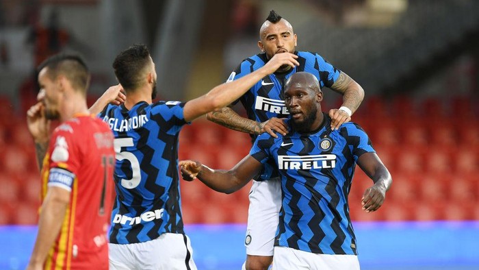 BENEVENTO, ITALY - SEPTEMBER 30: Romelu Lukaku, Arturo Vidal and Roberto Gagliardini of FC Internazionale celebrate the 0-3 goal scored by Romelu Lukaku during the Serie A match between Benevento Calcio and FC Internazionale at Stadio Ciro Vigorito on September 30, 2020 in Benevento, Italy. (Photo by Francesco Pecoraro/Getty Images)