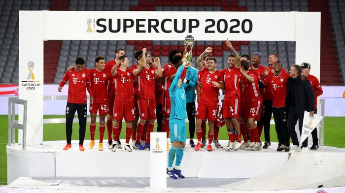 MUNICH, GERMANY - SEPTEMBER 30: Manuel Neuer of Bayern Munich lifts the Supercup 2020 as he celebrates with his team mates after the Supercup 2020 match between FC Bayern Muenchen and Borussia Dortmund at Allianz Arena on September 30, 2020 in Munich, Germany.  (Photo by Alexander Hassenstein/Getty Images )