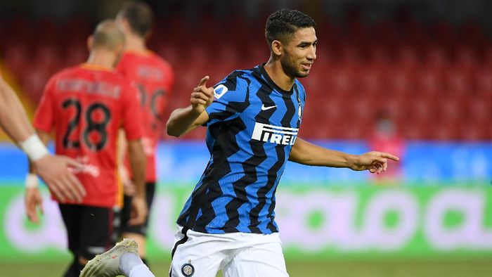 Achraf Hakimi BENEVENTO, ITALY - SEPTEMBER 30: Achraf Hakimi of FC Internazionale celebrates after scoring the 1-4 goal during the Serie A match between Benevento Calcio and FC Internazionale at Stadio Ciro Vigorito on September 30, 2020 in Benevento, Italy. (Photo by Francesco Pecoraro/Getty Images)