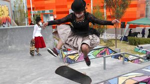 Aksi Anak Muda Bolivia Main Skateboard Pakai Baju Tradisional