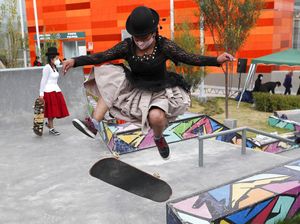 Aksi Anak Muda Bolivia Main Skateboard Pakai Baju Tradisional Aksi Anak Muda Bolivia Main Skateboard Pakai Baju Tradisional
