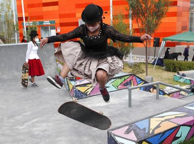 Aksi Anak Muda Bolivia Main Skateboard Pakai Baju Tradisional
