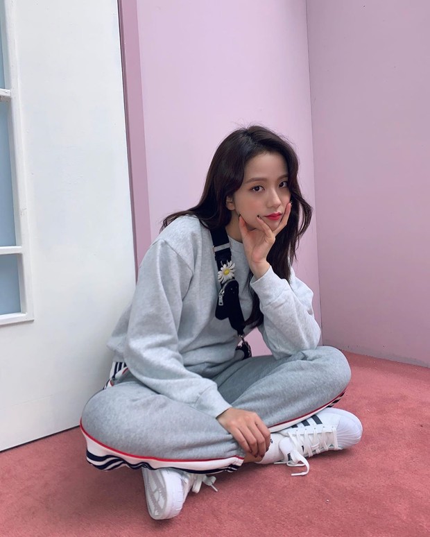 Bagian Dari Persahabatan Idol Wanita ‘95 Jisoo merupakan salah satu idol wanita yang kelahiran tahun 1995, karena itu Ia berteman dengan idol lain yang lahir di tahun yang sama,