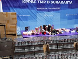 Ratusan Sex Toys, Kondom, dan Jutaan Rokok Dimusnahkan di Solo