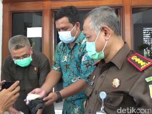 Bulog Selidiki Temuan Beras Bansos Bercampur Plastik di Purwakarta Bulog Selidiki Temuan Beras Bansos Bercampur Plastik di Purwakarta