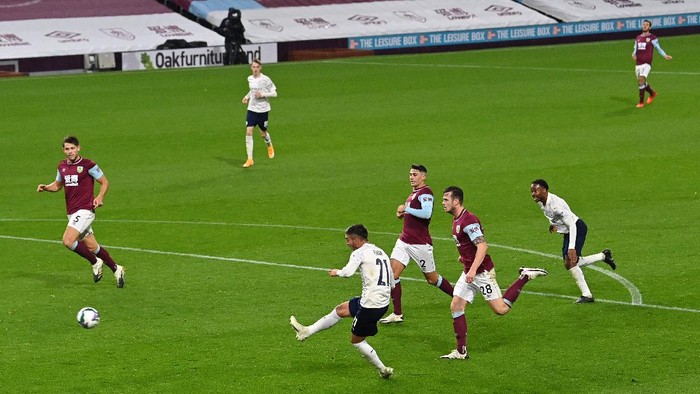 BURNLEY, ENGLAND - SEPTEMBER 30: Ferran Torres of Manchester City scores his sides third goal during the Carabao Cup fourth round match between Burnley and Manchester City at Turf Moor on September 30, 2020 in Burnley, England. Football Stadiums around United Kingdom remain empty due to the Coronavirus Pandemic as Government social distancing laws prohibit fans inside venues resulting in fixtures being played behind closed doors. (Photo by Paul Ellis - Pool/Getty Images)