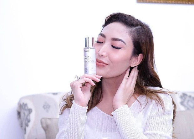 Cara pakai dari Ms Glow Deep Essence Treatment ini cukup mudah. Ambil beberapa tetes kemudian usapkan ke bagian wajah secara merata.
