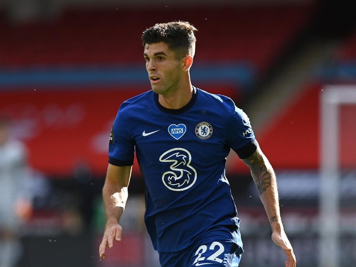 SHEFFIELD, ENGLAND - JULY 11:  Christian Pulisic of Chelsea runs with the ball during the Premier League match between Sheffield United and Chelsea FC at Bramall Lane on July 11, 2020 in Sheffield, England. Football Stadiums around Europe remain empty due to the Coronavirus Pandemic as Government social distancing laws prohibit fans inside venues resulting in all fixtures being played behind closed doors. (Photo by Shaun Botterill/Getty Images)