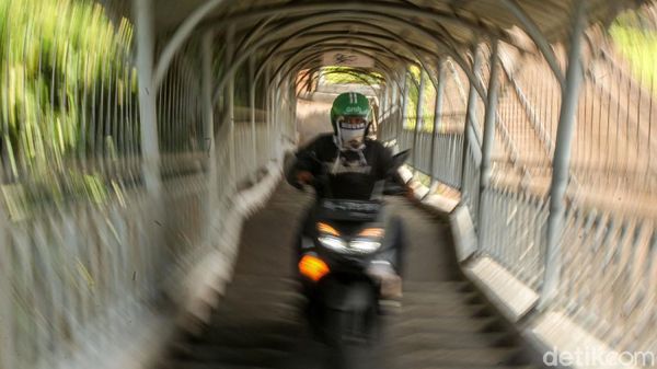 Keterlaluan! Pemotor Kembali Jajah JPO Rawajati