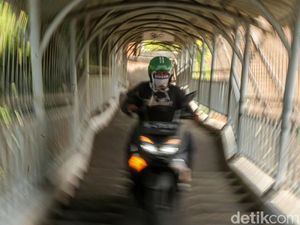 Keterlaluan! Pemotor Kembali Jajah JPO Rawajati