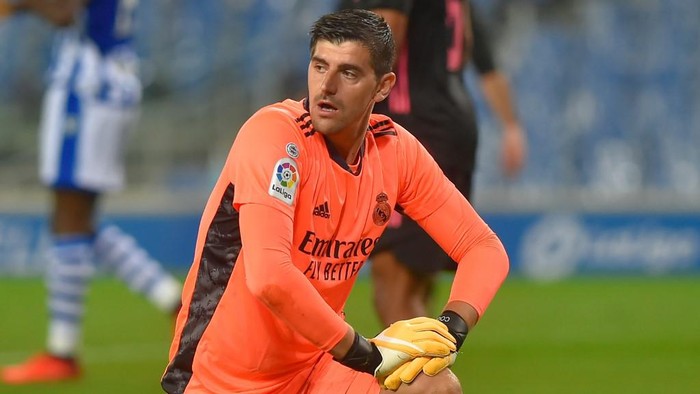 Real Madrids Belgian goalkeeper Thibaut Courtois kneels during the Spanish league football match between Real Sociedad and Real Madrid at the Anoeta stadium in San Sebastian on September 20, 2020. (Photo by ANDER GILLENEA / AFP)