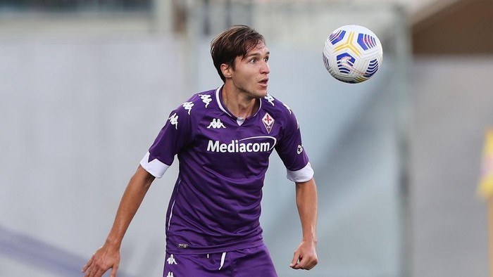 FLORENCE, ITALY - SEPTEMBER 12: Federico Chiesa of ACF Fiorentina in action at Artemio Franchi on September 12, 2020 in Florence, Italy.  (Photo by Gabriele Maltinti/Getty Images)