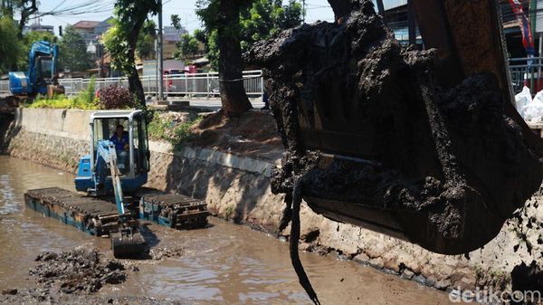 Hadapi Musim Hujan, Lumpur di Kali Baru Barat Dikeruk