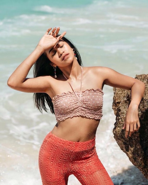 Di pantai, Prita kerap memamerkan bentuk tubuhnya yang ideal dan seksi, bahkan disebut body goals.