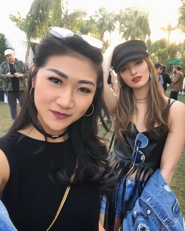 Theresa Wienathan merupakan asisten pribadi artis cantik Nia Ramadhani. Keduanya terlihat akrab layaknya seorang sahabat.