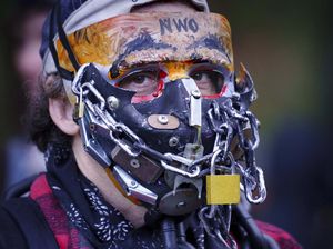 Ikut Demo Antimasker, Orang-orang Ini Pakai Masker Aneh