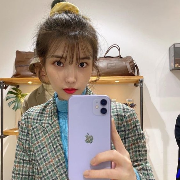 IU/pinterest.com/weheartit Memperlihatkan foto solois IU dan melontarkan kata-kata pelecehan seksual.