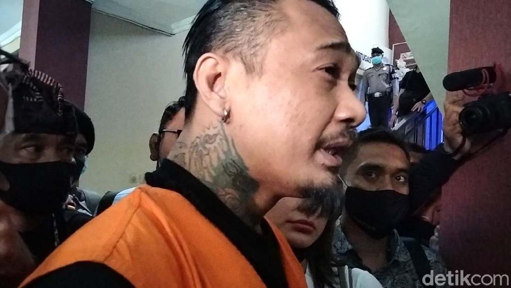 Jerinx Angkat Bicara Soal Bercumbu Dalam Mobil Tahanan Jerinx Angkat Bicara Soal Bercumbu Dalam Mobil Tahanan