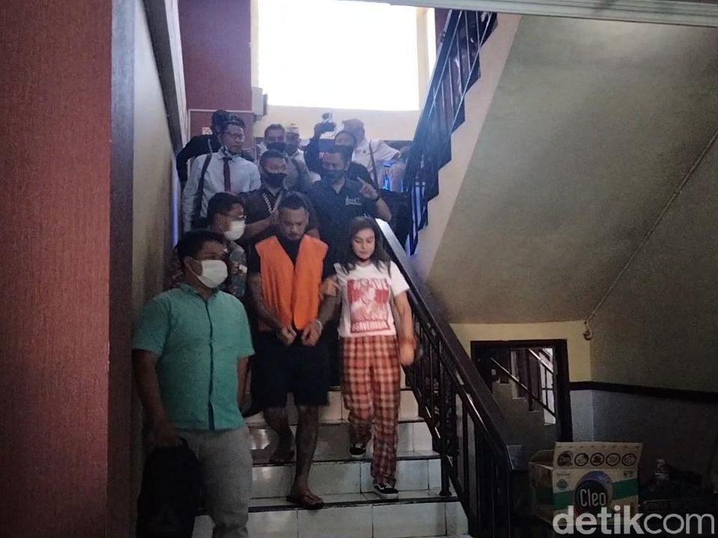 Nora Nyelonong Masuk Mobil Tahanan dan Bercumbu, Jerinx Ngaku Izin Jaksa Nora Nyelonong Masuk Mobil Tahanan dan Bercumbu, Jerinx Ngaku Izin Jaksa