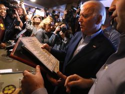 Joe Biden dan Diplomasi Mie hingga Pizza Dirinya Saat ke Luar Negeri