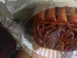 Kakek Ini Nekat Makan Kue Bulan yang Sudah Kedaluwarsa 10 Tahun