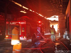 2 Petugas Terluka Saat Padamkan Api di Pabrik Pengolahan Kayu Sukabumi