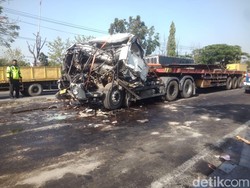 Kepala Truk Muat Pelat Besi Hancur Setelah Tabrak Pantat Trailer di Lamongan