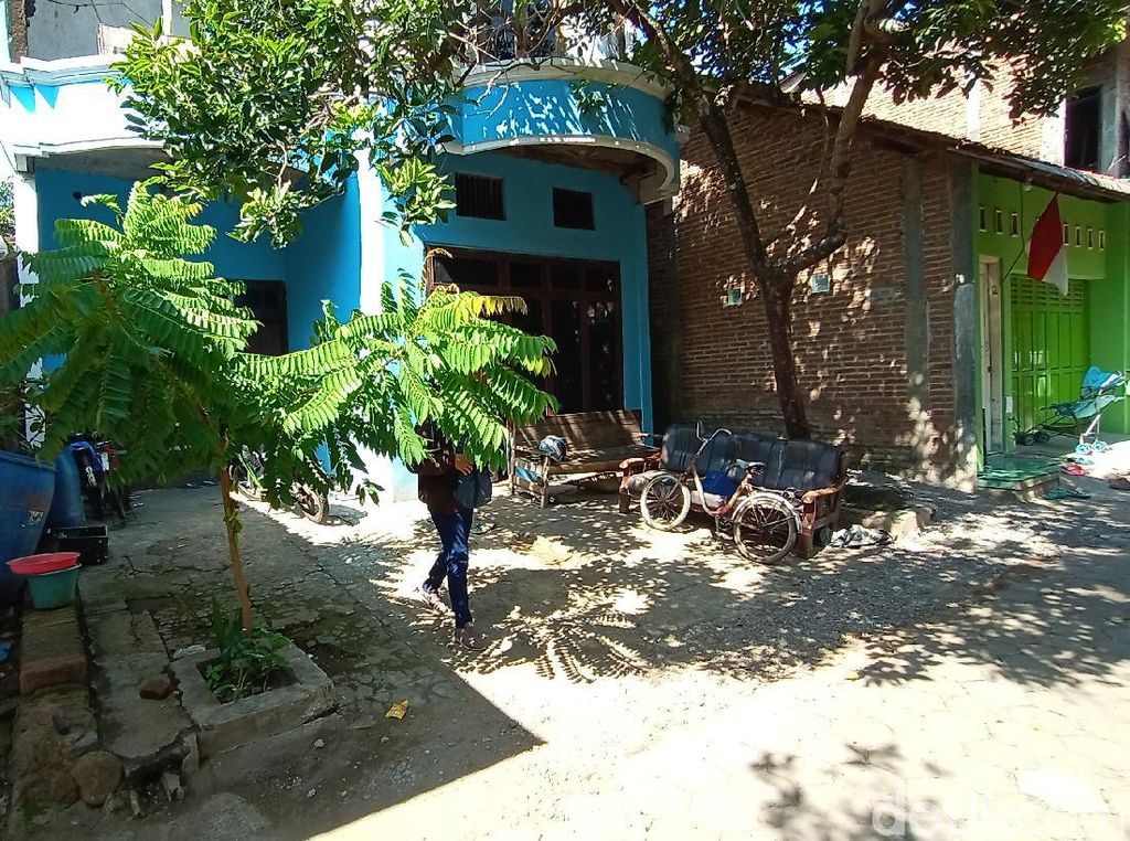 Densus Geledah Rumah Terduga Teroris yang Ditangkap di Rembang Densus Geledah Rumah Terduga Teroris yang Ditangkap di Rembang