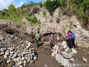 Penambang Pasir Temukan Bebatuan Candi di Lereng Merbabu-Merapi Penambang Pasir Temukan Bebatuan Candi di Lereng Merbabu-Merapi