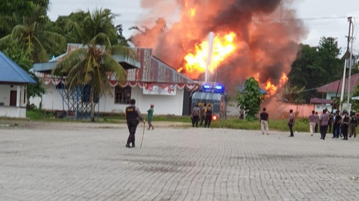 Massa rusak kantor Bupati Keerom, Papua.