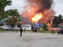 Kecewa Seleksi CPNS Bikin Warga Bakar Kompleks Bupati Keerom Papua
