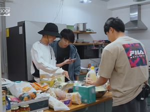 Member BTS Bisa Masak Ayam Goreng Korea, Ini Buktinya!