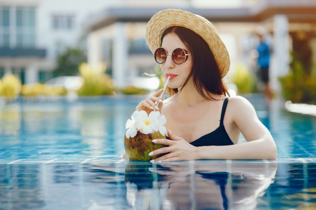 Mitos kehamilan, minum air kelapa saat hamil bikin kulit bayi putih bersih