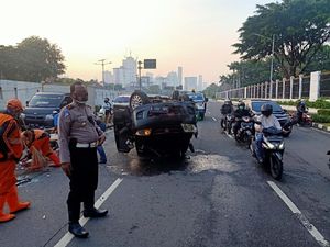 Mobil Terbalik di Depan DPR Arah Slipi, Lalu Lintas Tersendat
