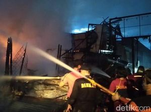 Pasar Inpres Sintang Kalbar Terbakar, 9 Kios Hangus
