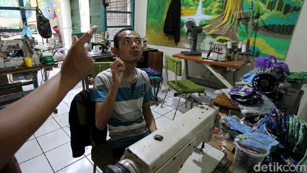 Perajin Difabel di Solo Berkarya Lewat Batik