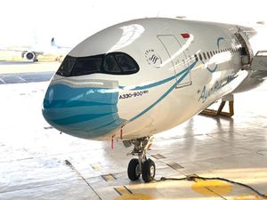 Pesawat Garuda Indonesia Pakai Masker