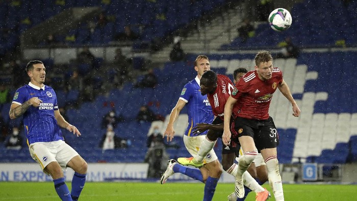BRIGHTON, ENGLAND - SEPTEMBER 30: Scott McTominay of Manchester United scores his sides first goal during the Carabao Cup fourth round match between Brighton and Hove Albion and Manchester United at Amex Stadium on September 30, 2020 in Brighton, England. Football Stadiums around United Kingdom remain empty due to the Coronavirus Pandemic as Government social distancing laws prohibit fans inside venues resulting in fixtures being played behind closed doors. (Photo by Matt Dunham - Pool/Getty Images)