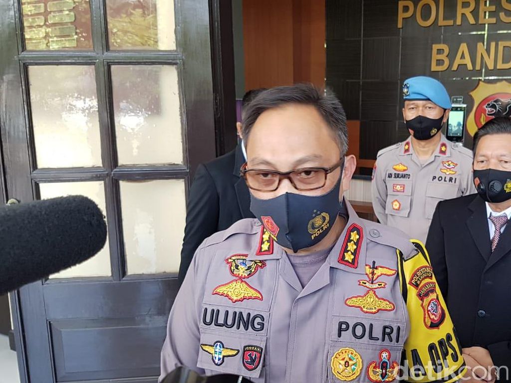 Selama Pandemi, Polisi Sebar Ratusan Ribu Masker ke Warga Bandung Selama Pandemi, Polisi Sebar Ratusan Ribu Masker ke Warga Bandung