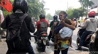 Potret Ibu Gendong Anak Saat Ngamen di Jalanan
