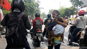 Potret Ibu Gendong Anak Saat Ngamen di Jalanan