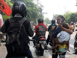 Potret Ibu Gendong Anak Saat Ngamen di Jalanan