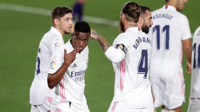 MADRID, SPAIN - SEPTEMBER 30: Vinicius Junior of Real Madrid celebrates with his team mates after scoring his teams first goal during the La Liga Santander match between Real Madrid and Real Valladolid CF at Estadio Santiago Bernabeu on September 30, 2020 in Madrid, Spain. Football Stadiums around Europe remain empty due to the Coronavirus Pandemic as Government social distancing laws prohibit fans inside venues resulting in fixtures being played behind closed doors. (Photo by Gonzalo Arroyo Moreno/Getty Images)