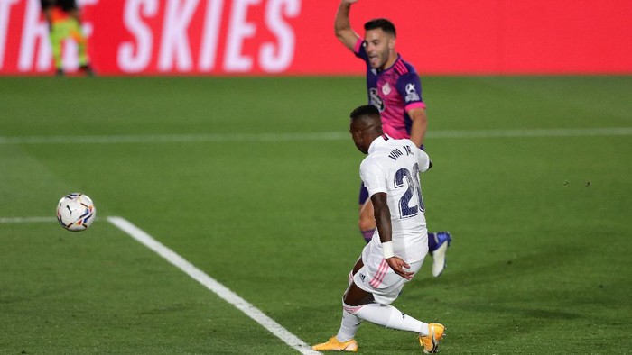 MADRID, SPAIN - SEPTEMBER 30: Vinicius Junior of Real Madrid scores his teams first goal during the La Liga Santander match between Real Madrid and Real Valladolid CF at Estadio Santiago Bernabeu on September 30, 2020 in Madrid, Spain. Football Stadiums around Europe remain empty due to the Coronavirus Pandemic as Government social distancing laws prohibit fans inside venues resulting in fixtures being played behind closed doors. (Photo by Gonzalo Arroyo Moreno/Getty Images)