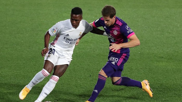 MADRID, SPAIN - SEPTEMBER 30: Vinicius Junior of Real Madrid is challenged by Pablo Hervias of Real Valladolid during the La Liga Santander match between Real Madrid and Real Valladolid CF at Estadio Santiago Bernabeu on September 30, 2020 in Madrid, Spain. Football Stadiums around Europe remain empty due to the Coronavirus Pandemic as Government social distancing laws prohibit fans inside venues resulting in fixtures being played behind closed doors. (Photo by Gonzalo Arroyo Moreno/Getty Images)