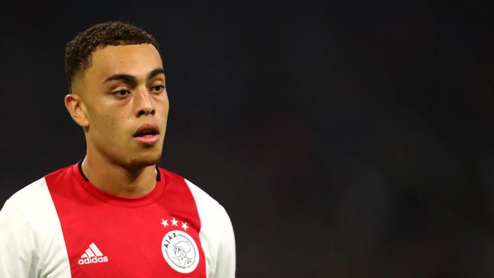 AMSTERDAM, NETHERLANDS - OCTOBER 23: Sergino Dest of Ajax in action during the UEFA Champions League group H match between AFC Ajax and Chelsea FC at Amsterdam Arena on October 23, 2019 in Amsterdam, Netherlands. (Photo by Dean Mouhtaropoulos/Getty Images)