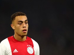 Barcelona Resmi Dapatkan Sergino Dest