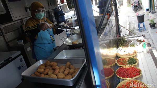 Sibuknya Dapur Umum Tagana Jogja untuk Pasien OTG