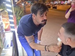 Suapi Pembeli Berkebutuhan Khusus, Penjual Es Krim Turki Banjir Pujian